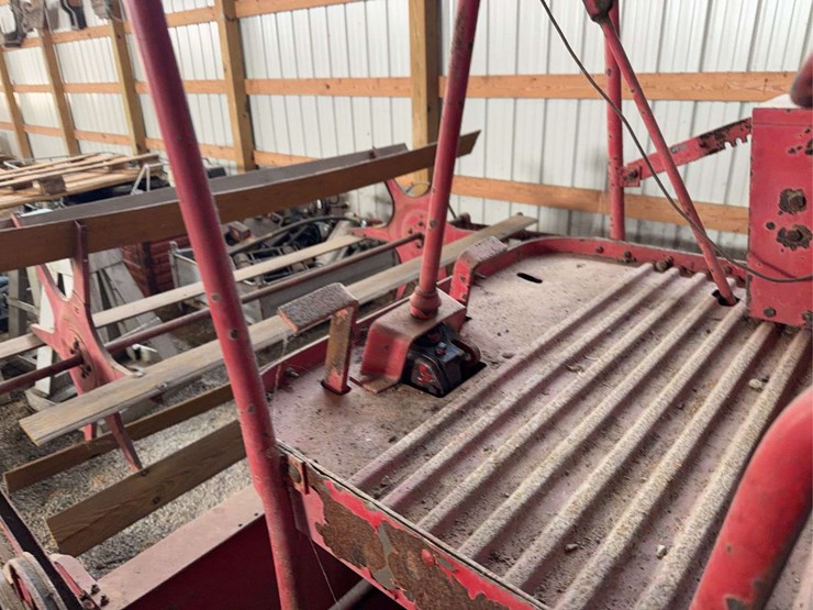 massey-harris-35-combine-image-30
