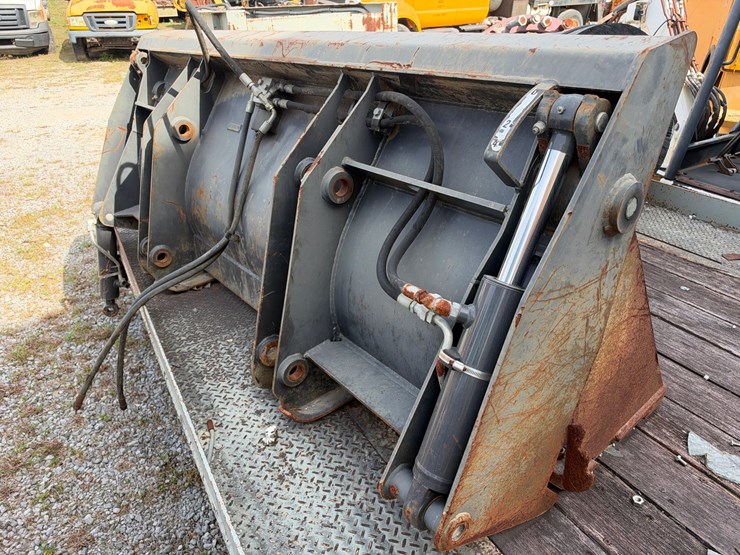 #81-•-8ft-hyd-loader-bucket-image-2