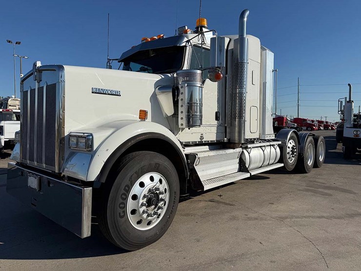 2012-kenworth-w900-image-1