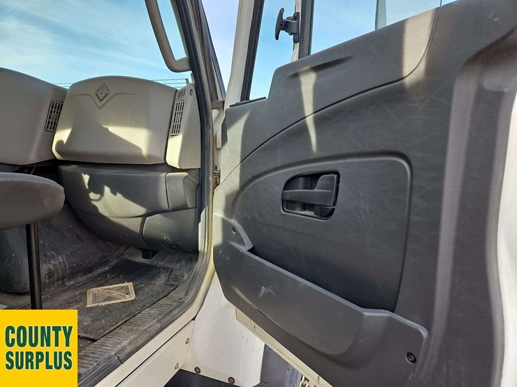 2016-international-workstar-7600-t/a-sanding-plow-truck-image-31
