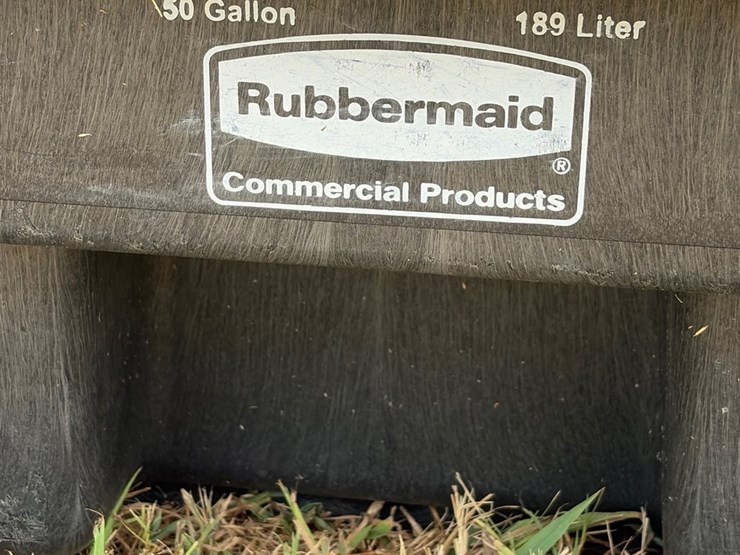 #102-•-rubbermaid-50-gallon-livestock-watering-trough-image-2
