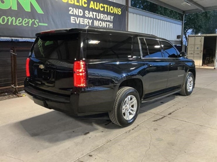 2018-chevrolet-suburban-suv-image-7