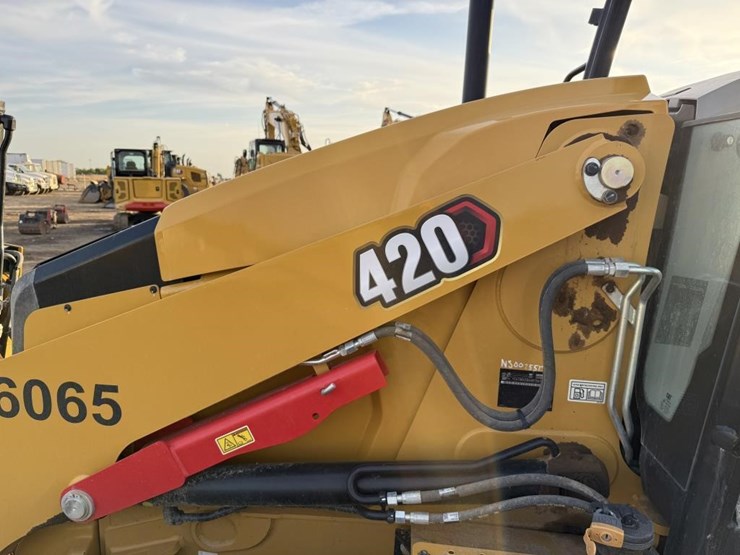 2025-caterpillar-420-image-48