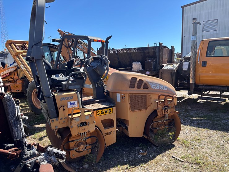 #44-•-case-dv202-compact-tandem-vibratory-roller-image-2