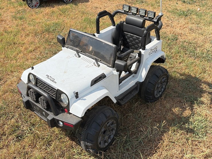 #15-•-kids-electric-jeep-with-remote-control-new-battery-image-2