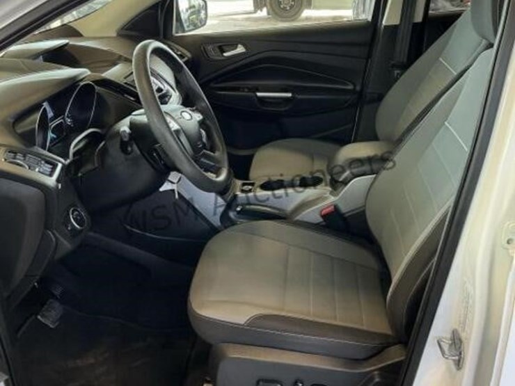 2015-ford-escape-suv-image-21