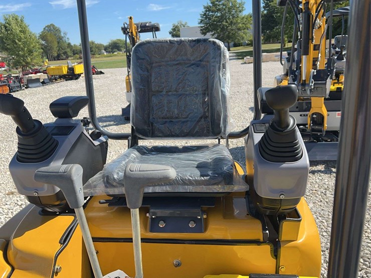 me20-mini-excavator-image-17