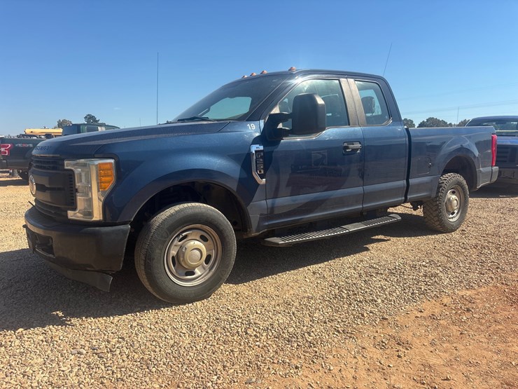 #9032-•-2017-ford-f-250-xl-image-1