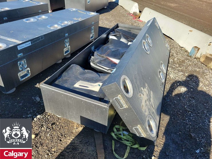 metal-locking-case-94"x28"x28-western-shelter,-anchor-bladders-and-thresholds-image-3