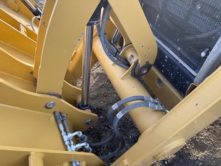 2025-caterpillar-420-image-30