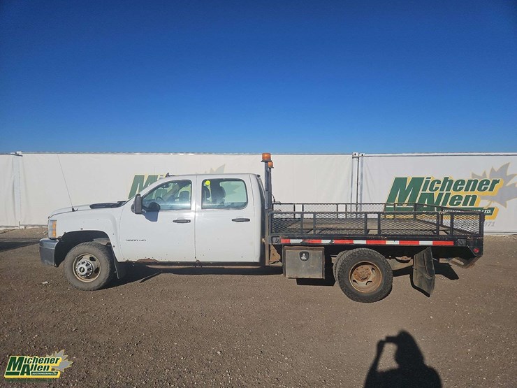 2014-chevrolet-silverado-3500hd-cc-4x4-s/a-deck-truck-image-5