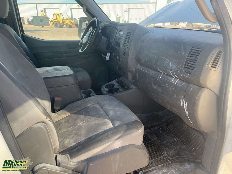2012-nissan-nv-cargo-van-image-25