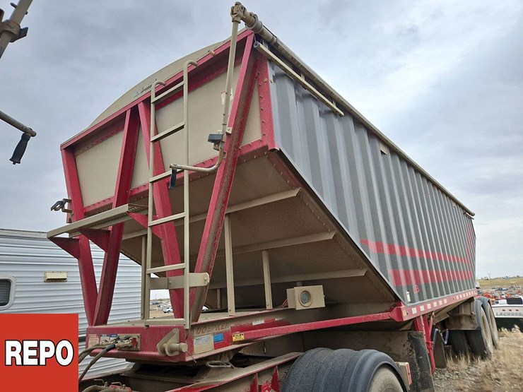2024-doepker-grain-super-b-bulk-trailer-image-14