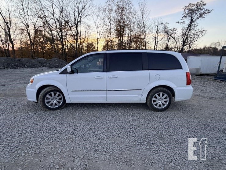 2014-chrysler-town-&-country-image-1