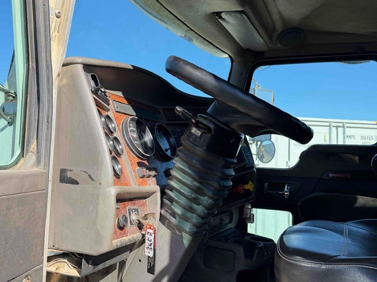 2009-kenworth-t370-tandem-axle-hook-truck-image-23