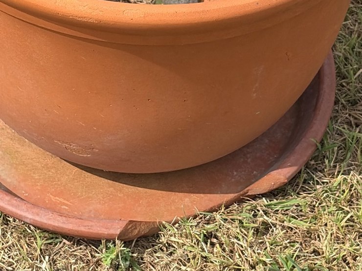 #104-•-17-inch-terra-cotta-pot-fluted-top-image-2