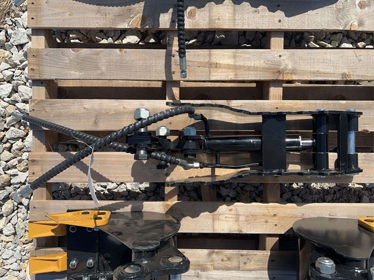 mini-excavator-hydraulic-thumb-attachment-image-5