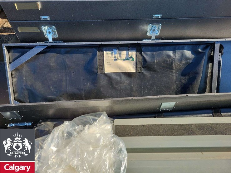 metal-locking-case-94"x28"x33-vinyl-walls,-roof-wiring-harness-image-6
