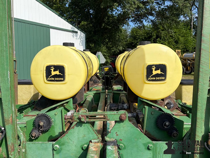 john-deere-7200-maxemerge-8r36"-corn-planter-image-16