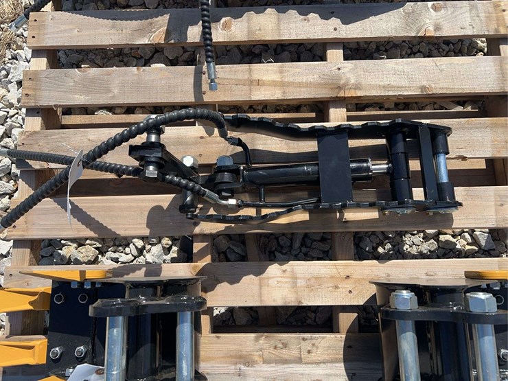 mini-excavator-hydraulic-thumb-attachment-image-1