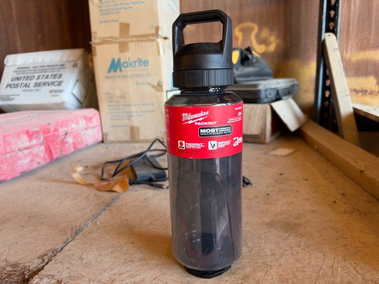 #40-•-milwaukee-packout-48oz-bottle-image-2
