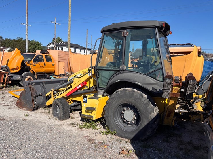 #18-•-new-holland-b110c-backhoe-loader-image-3