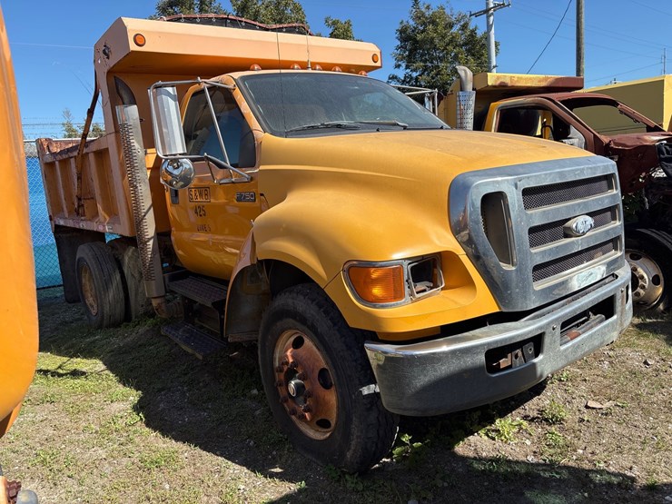 #19-•-ford-f-750-super-duty-single-axle-dump-truck-image-2