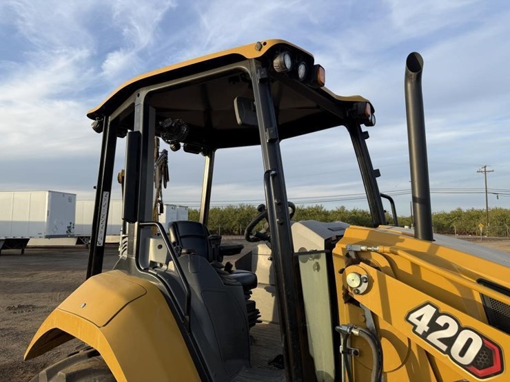 2025-caterpillar-420-image-33