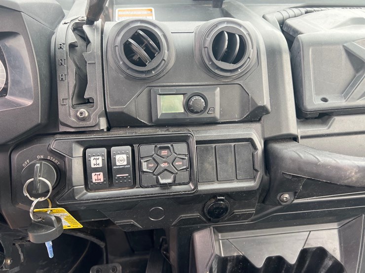 2022-can-am-defender-utv-image-12
