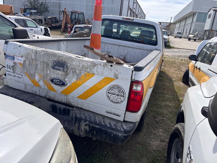 #60-•-ford-f-250-super-duty-crew-cab-pickup-truck-image-3