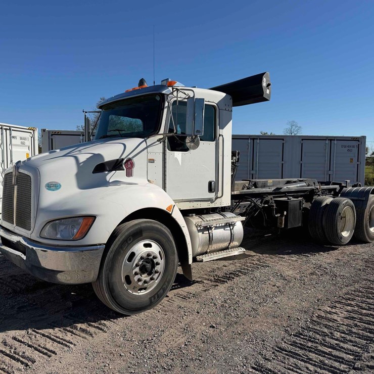 2009 Kenworth T370 Tandem Axle Hook Truck