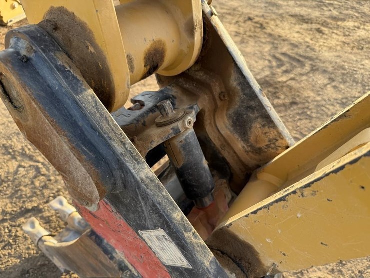 2025-caterpillar-420-image-43