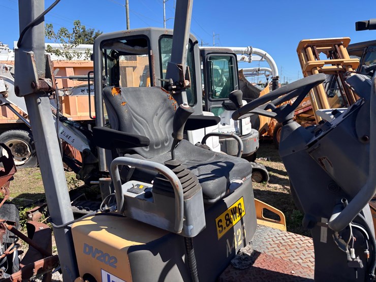 #44-•-case-dv202-compact-tandem-vibratory-roller-image-12