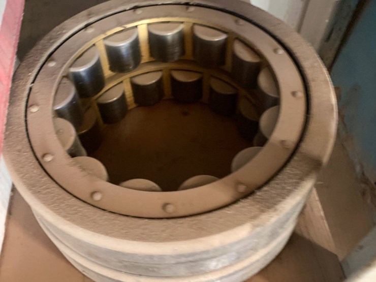 (2)-shelves-of-oil-seals-and-mogul-bearings-image-6