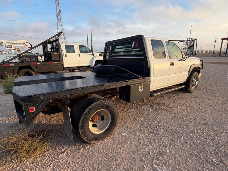 2005-chevrolet-silverado-3500-4x4-pickup-image-3