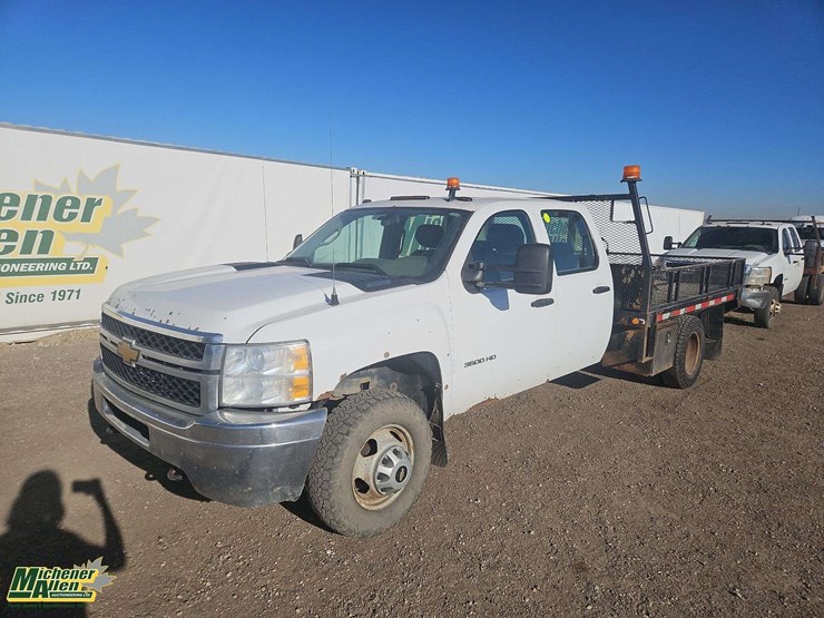 2014-chevrolet-silverado-3500hd-cc-4x4-s/a-deck-truck-image-1