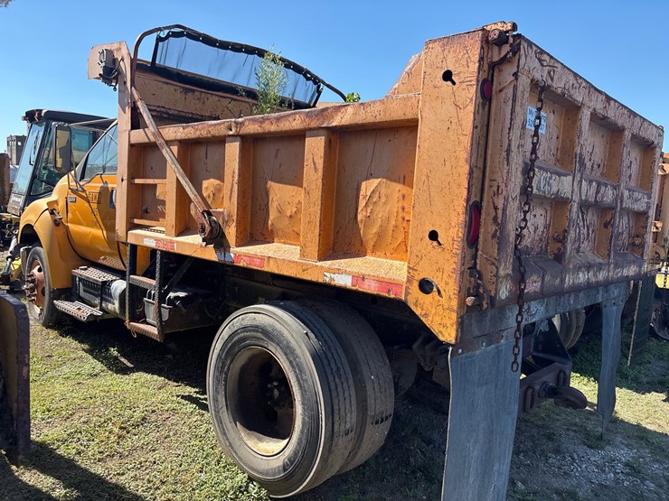 #19-•-ford-f-750-super-duty-single-axle-dump-truck-image-3