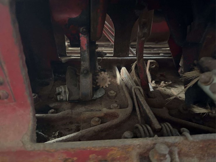 mccormick-56-t-square-baler-image-28