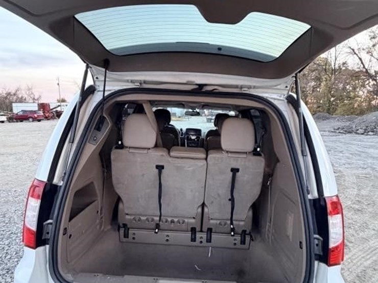 2014-chrysler-town-&-country-image-17