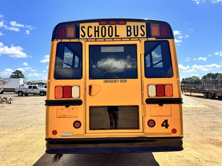 #278-•-2010-freightliner-b2-bus-image-4