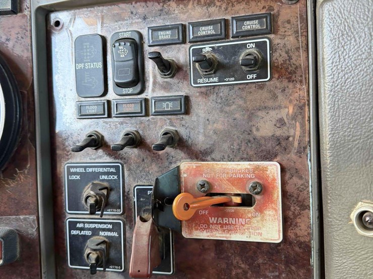 2009-kenworth-t370-tandem-axle-hook-truck-image-27