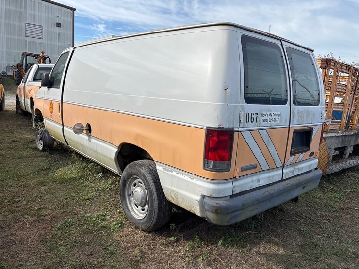 #52-•-ford-e-150-econoline-full-size-cargo-van-image-4