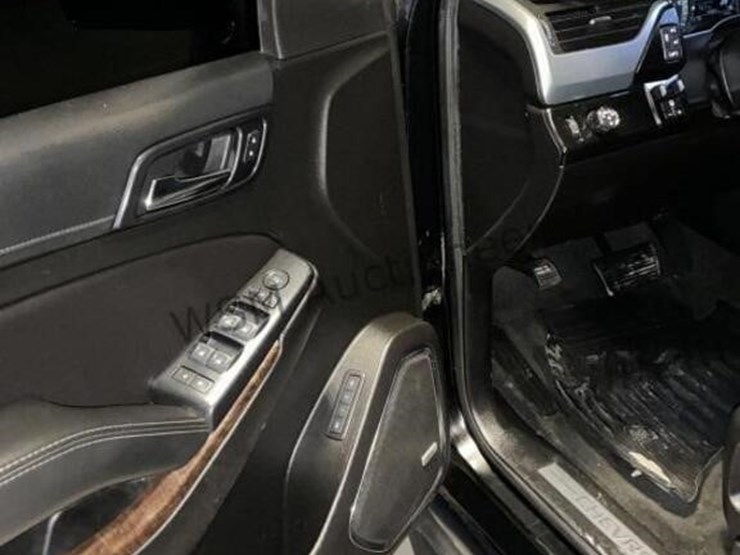 2018-chevrolet-suburban-suv-image-24