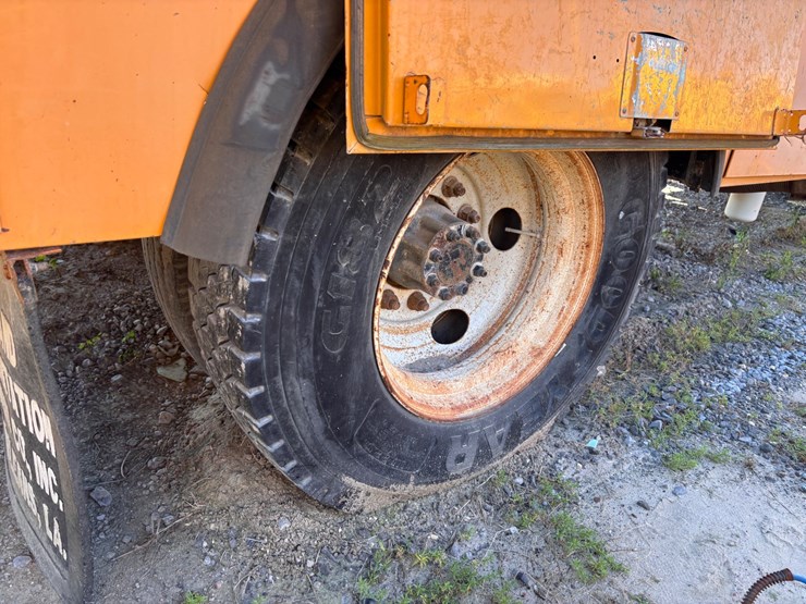 #17-•-2009-ford-f-750-super-duty-crew-cab-utility-truck-image-13