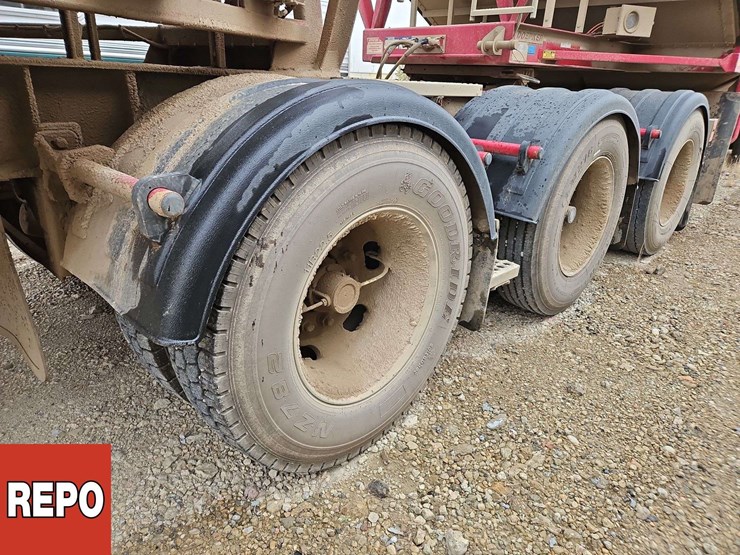 2024-doepker-grain-super-b-bulk-trailer-image-10