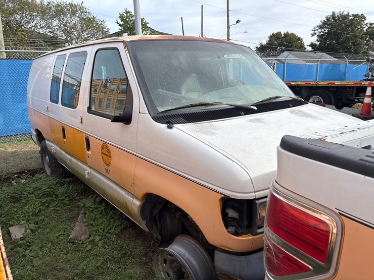 #52-•-ford-e-150-econoline-full-size-cargo-van-image-2