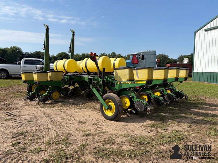 john-deere-7200-maxemerge-8r36"-corn-planter-image-7