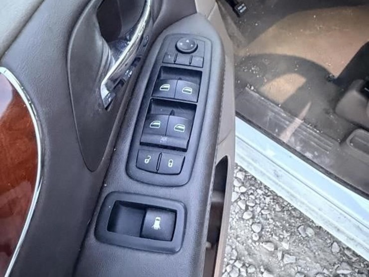 2014-chrysler-town-&-country-image-9