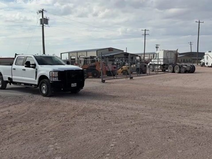 2023-ford-f-250-super-duty-crew-cab-pickup-truck,-4x4-(gasoline)-image-1