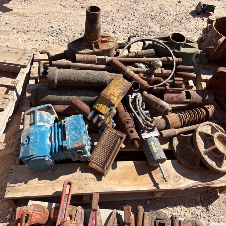 Pallet w/ (2) Double-E rod strippers, assorted pony rods, engine parts, etc